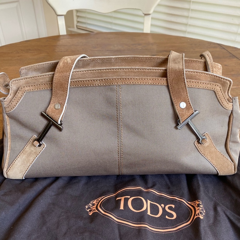 NWT Tods tan unique handbag with “t” emblem